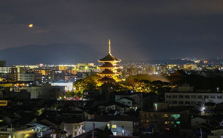 照明で夜空に浮かび上がる五重の塔