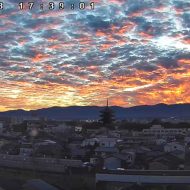 夕焼けと鱗雲が美しい五重塔